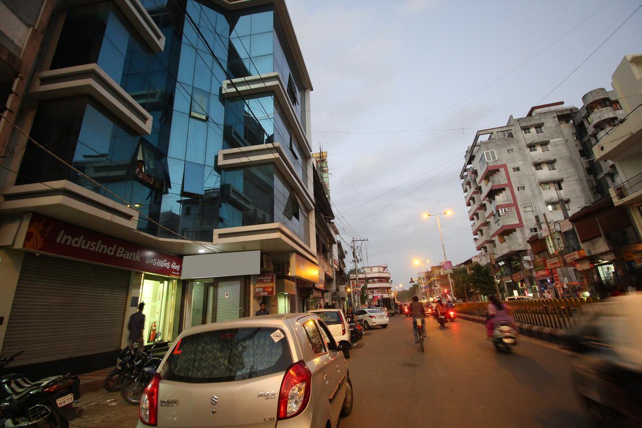 New Rajdhani Hotel Вадодара Екстер'єр фото