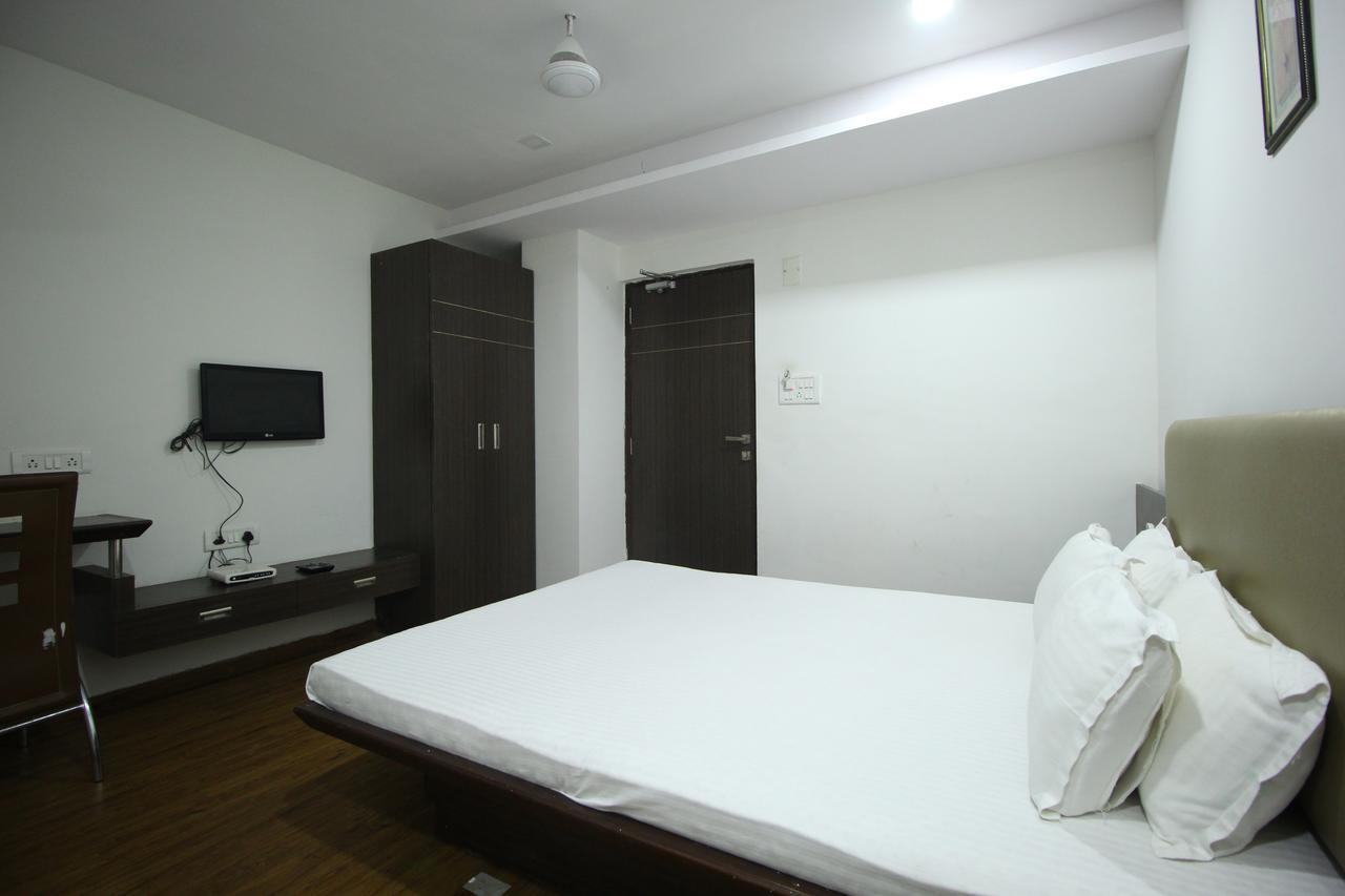 New Rajdhani Hotel Вадодара Екстер'єр фото