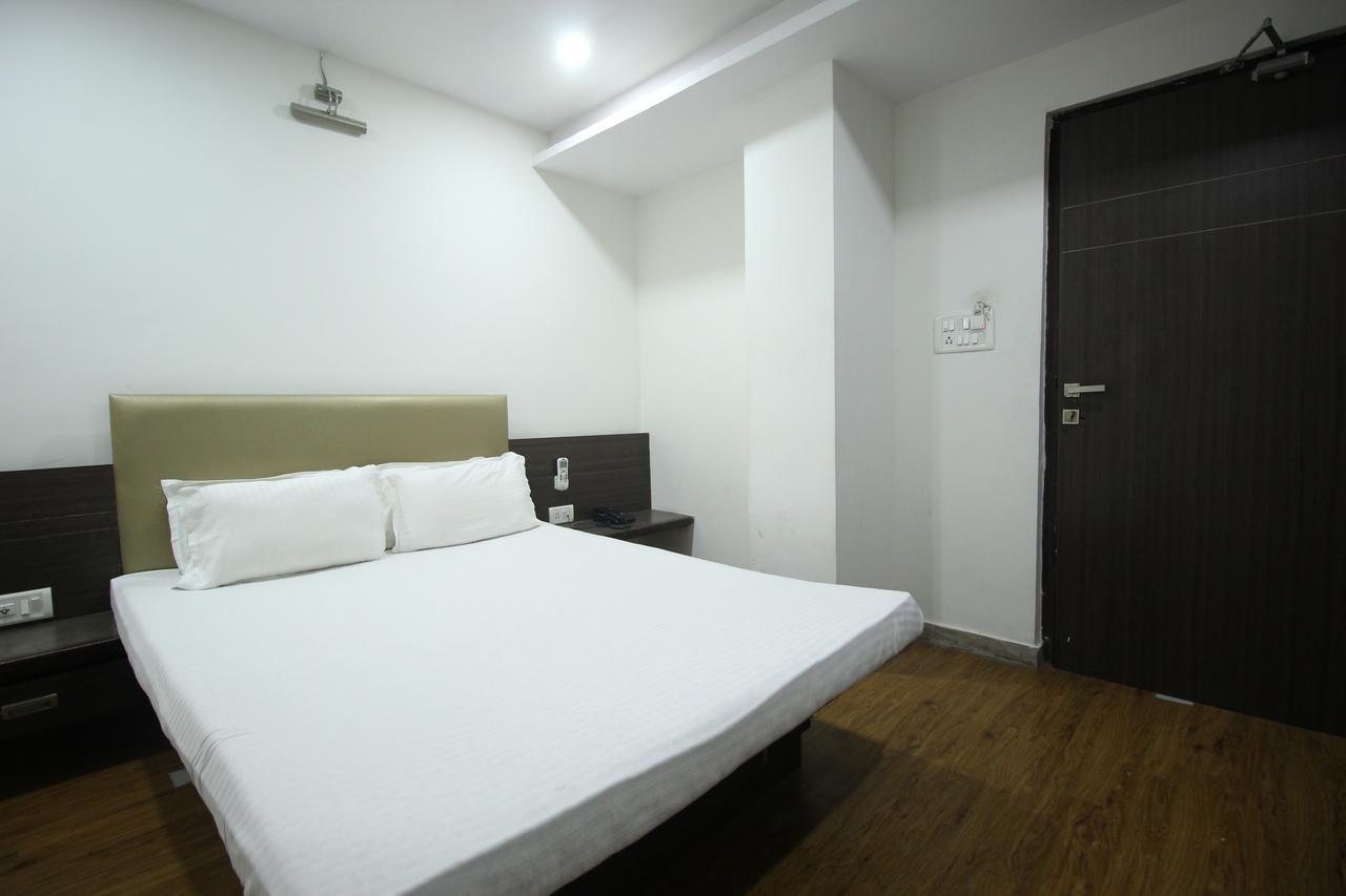 New Rajdhani Hotel Вадодара Екстер'єр фото